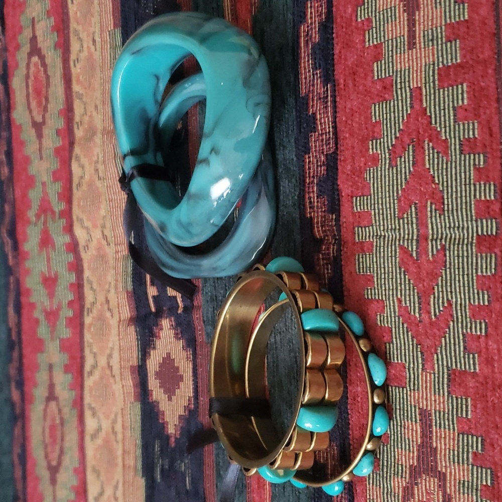 2 pairs of bracelets